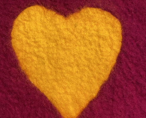 Felt heart (gold on red background)